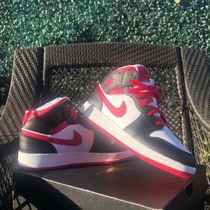 Air Jordan 1 Mid “white very berry”